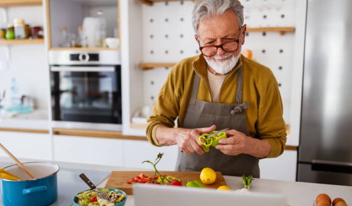 Try new foods in old age to ward off dementia