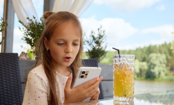 UQ Study Links Poor Teen Diets to Heavy Social Media Use