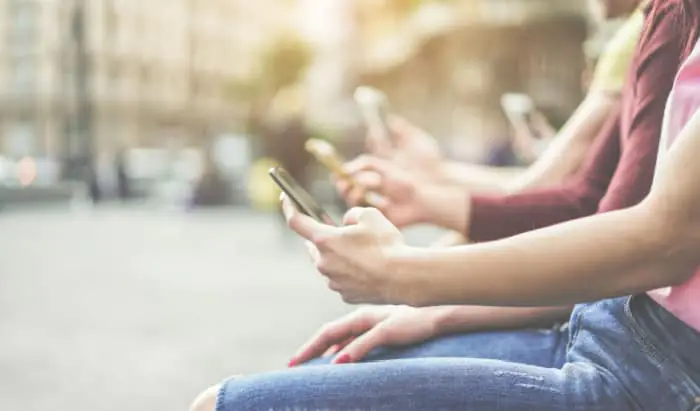 Teenagers: Social media may increase the risk of alcohol use