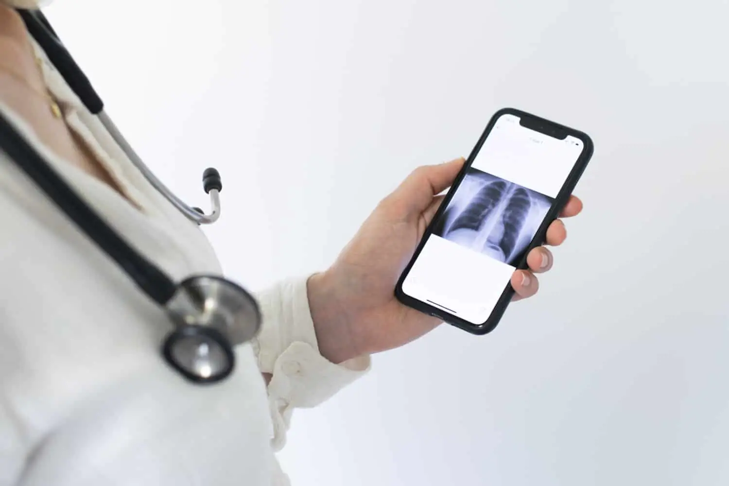 Messenger apps and patient confidentiality confidentiality