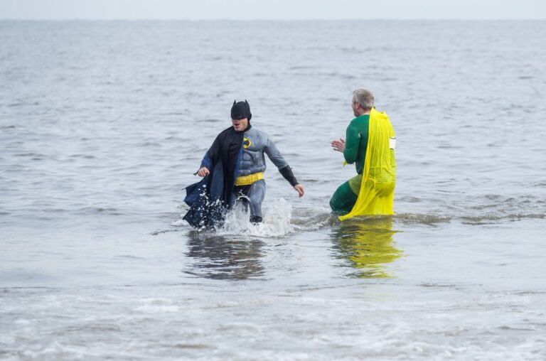 Just five minutes in cold water can boost mood
