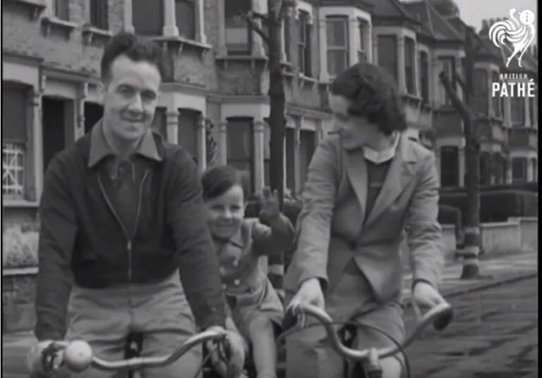 Queer cycling 1942