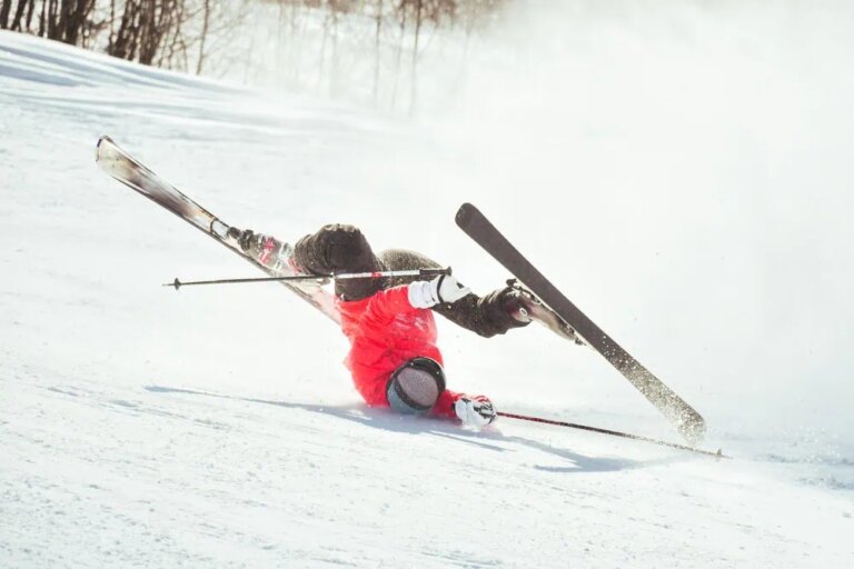 Skiing accidents and how to help